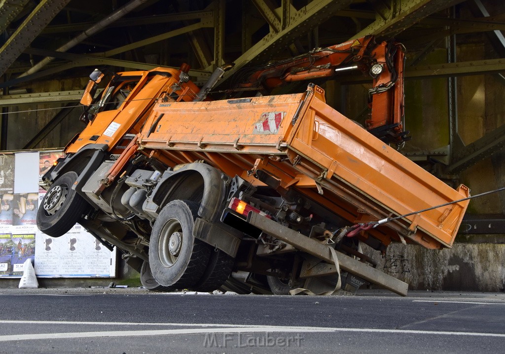 LKW blieb unter Bruecke haengen Koeln Deutz Deutz Muelheimerstr P071.JPG - Miklos Laubert